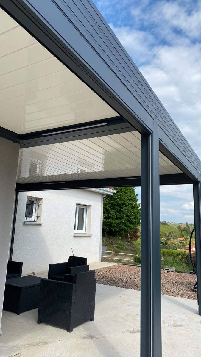 Couverture de terrasse à Roanne : pose de pergola bioclimatique 100% made in France par BGCC